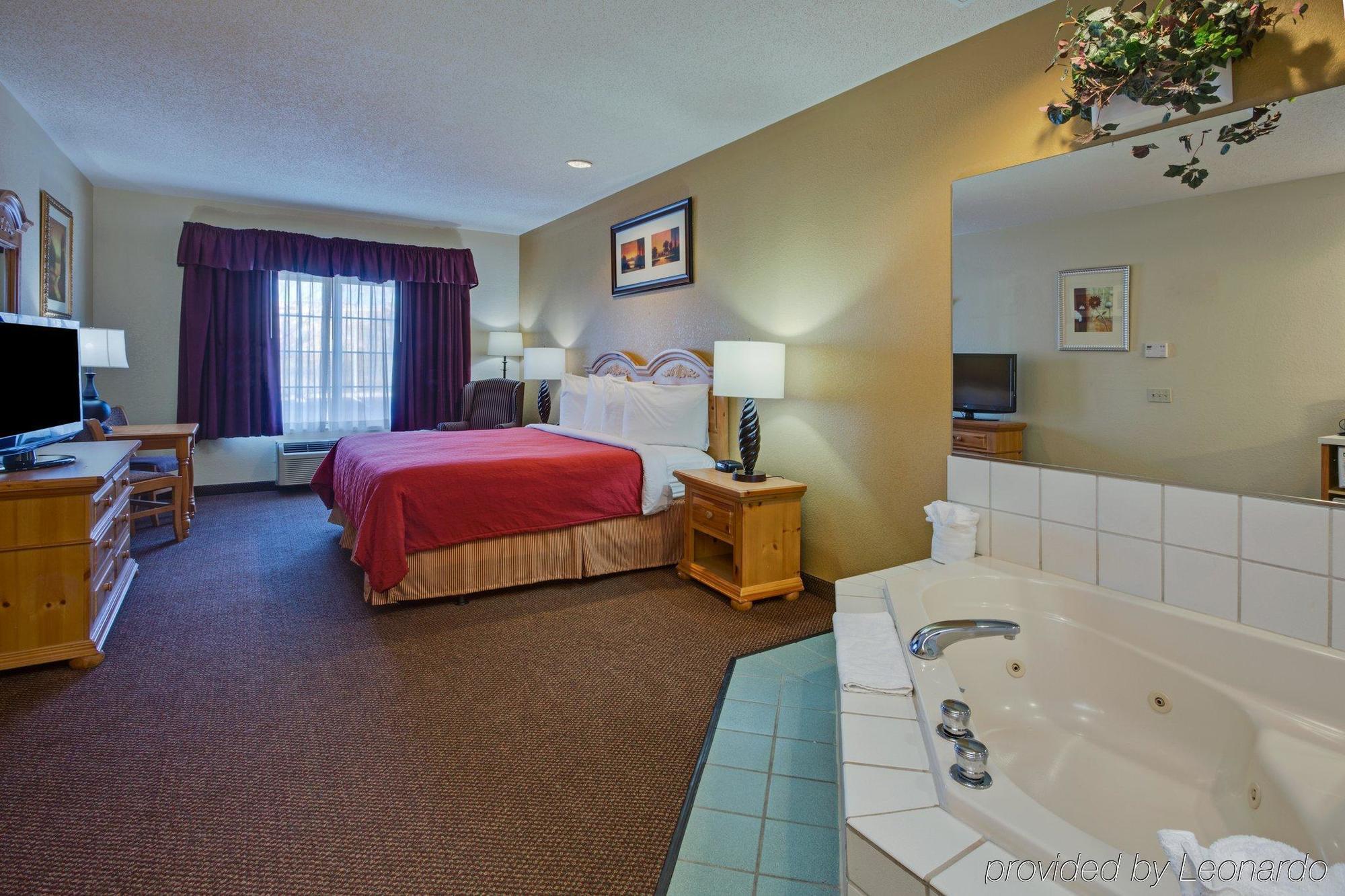 Holiday Inn Express & Suites Chicago - Matteson, An Ihg Hotel Room photo